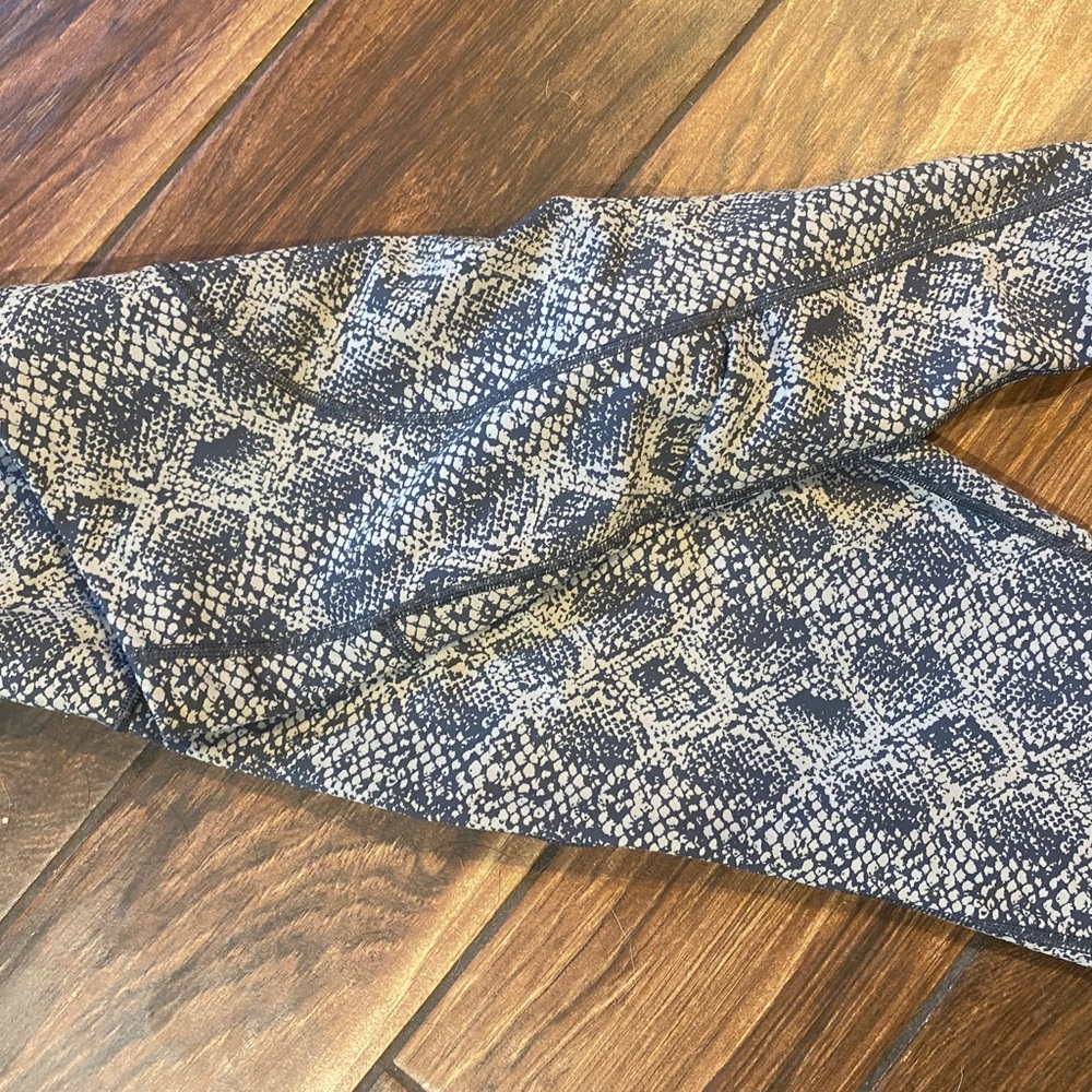 LIKE NEW ATHLETA SNAKE PRINT 7/8 LEGGINGS WITH SIDE POCKETS-SIZE MEDIUM